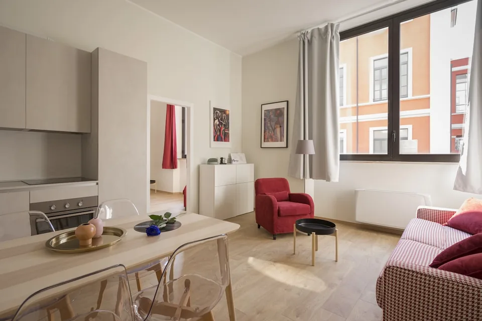 Séjour lumineux d'un appartement avec cuisine ouverte, analysé par FOX